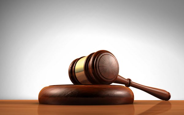 مفهوم قانون عدالت و سیستم حقوقی با نماد قاضی چوبی بر روی دسکتاپ