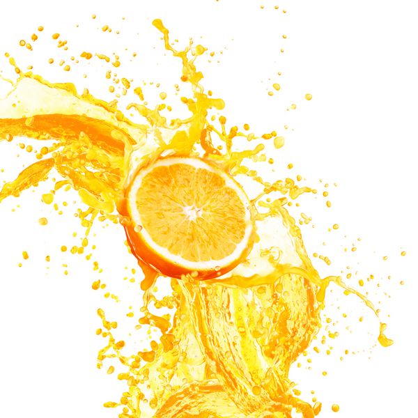 پاشیدن آب پرتقال با میوه های آن جدا شده در زمینه سفید