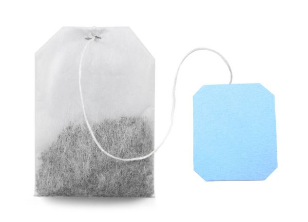 چای کیسه ای با برچسب آبی جدا شده در پس زمینه سفید