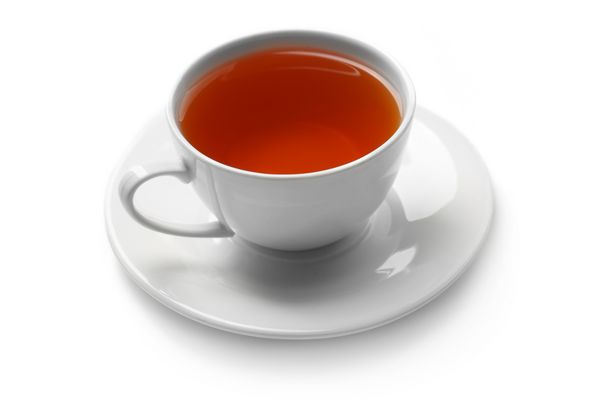 فنجان چای جدا شده روی سفید