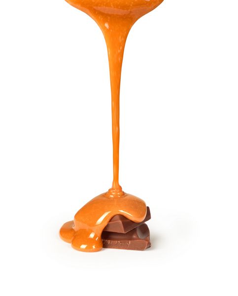 سس کارامل شیرین روی یک شکلات ریخته می شود