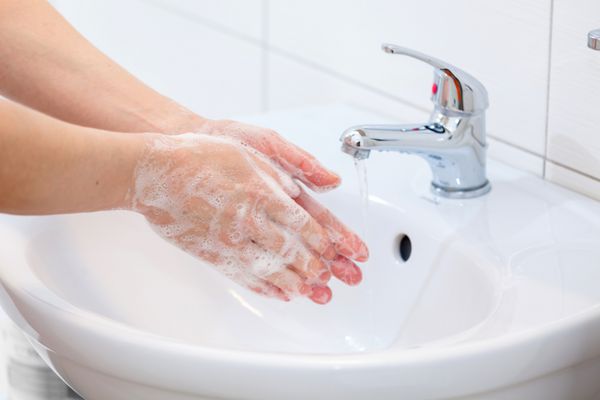 شستن دست ها با صابون زیر آب روان بهداشت و تمیز کردن دست ها
