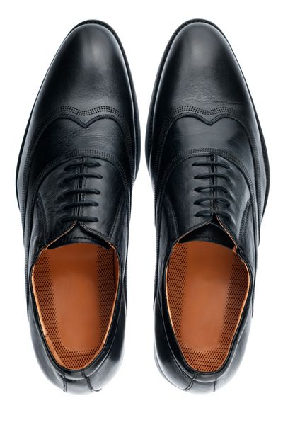 کفش‌های چرمی مشکی مردانه کلاسیک جدا شده در نمای سفید و از بالا