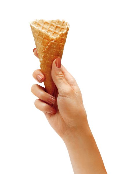 دست زنی که مخروط ویفر خالی برای بستنی در دست دارد نمای نزدیک محصول با وضوح بالا