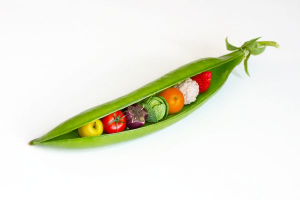 یک غلاف نخود حاوی میوه و سبزیجات