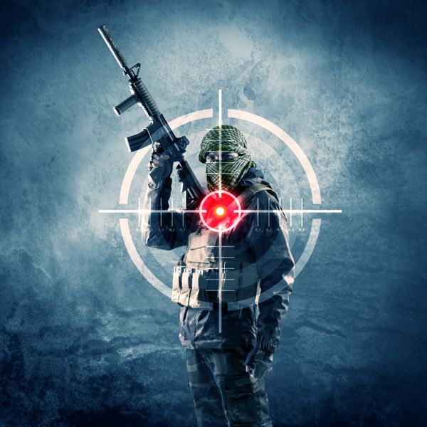 مرد تروریست نقابدار با تفنگ و هدف لیزری بر روی مفهوم بدنش