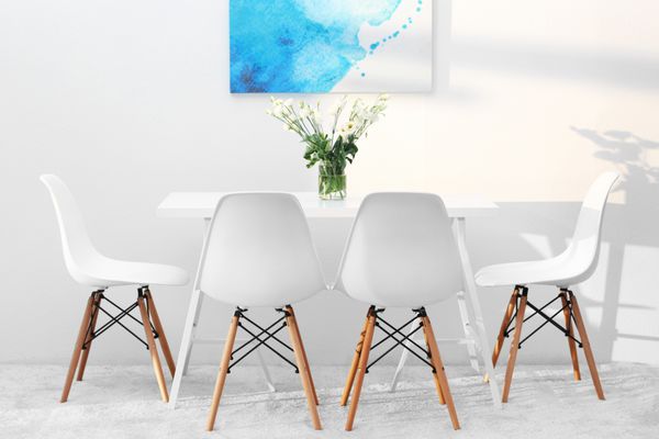 اتاق غذاخوری مدرن صندلی و میز سفید با دسته گل تصویر انتزاعی روی دیوار