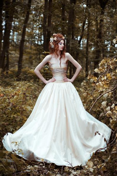 پرتره عروس با لباسی بلند در جنگل مرموز
