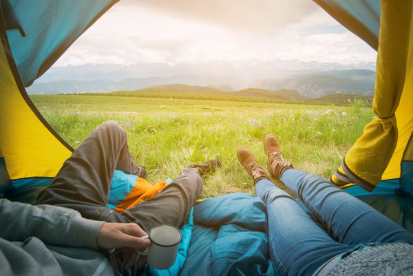دو نفر در چادر با چشم انداز کوه آلتای روسیه