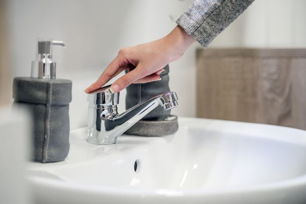 عکس نزدیک از زنی که دست‌هایش را با کف صابون روی سینک حمام می‌شوید دختر تمیز کننده دست