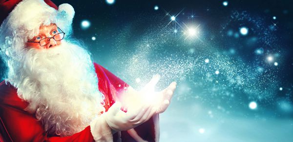 بابا نوئل با هدیه جادویی در دستانش پرتره بابا نوئل خوشحال که در شب جادو می‌کند ستاره‌های کریسمس جادویی می‌وزاند