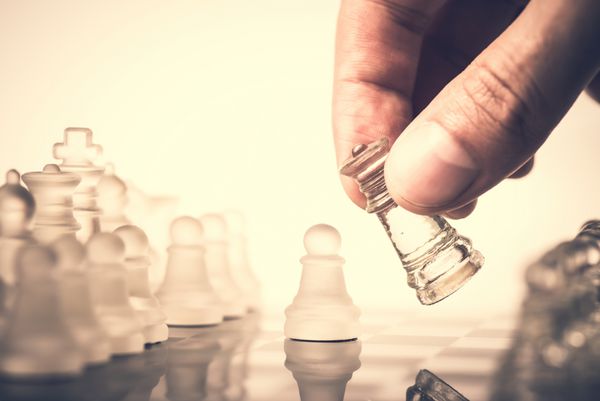 شطرنج بازی استراتژیک بازی موفقیت در رقابت مفهوم چالش هوش حرکت پادشاه روی صفحه شطرنج پیاده سفید و سیاه روی کشتی رهبری کسب و کار ورزش اوقات فراغت