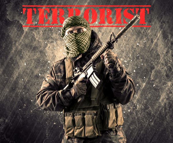 پرتره مرد نقابدار و مسلح خطرناک با علامت تروریستی در پس زمینه غمگین