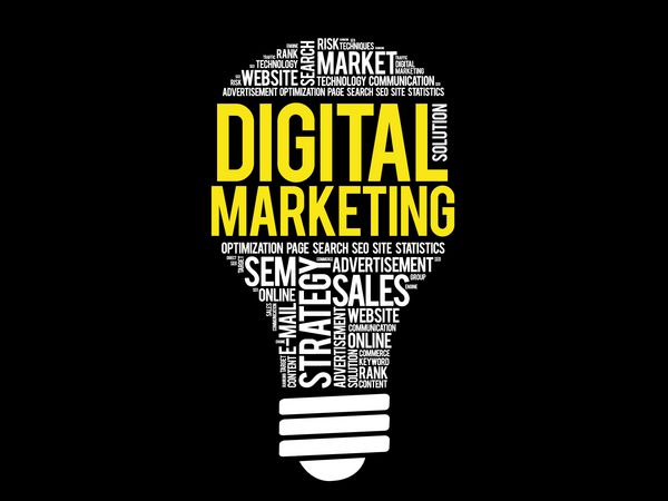 کلاژ ابر کلمه لامپ بازاریابی دیجیتال پس زمینه مفهوم کسب و کار