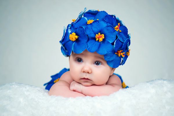 دختر تازه متولد شده با کلاه گلهای آبی پامچال