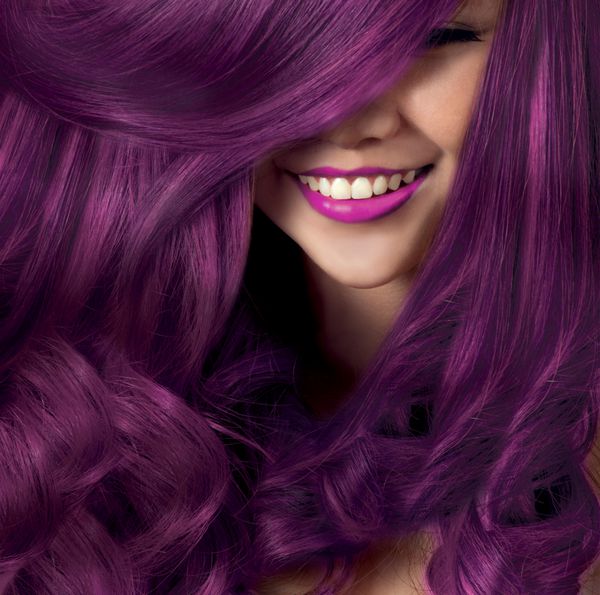 مدل لبخند زیبا با موهای ابریشمی موهای رنگارنگ موهای بنفش موهای صورتی بلوند قرمز