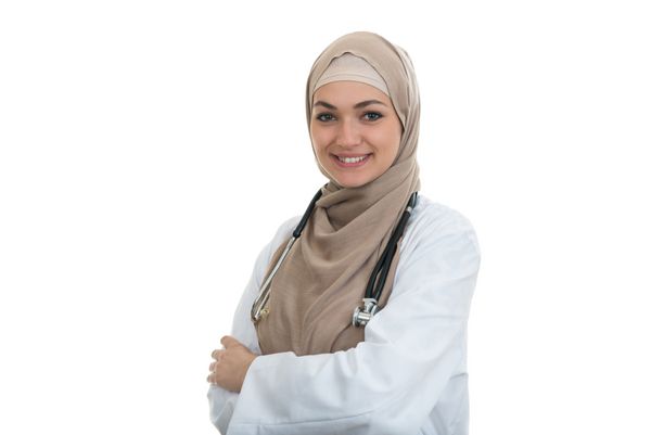 پرتره نزدیک از پزشک زن مسلمان و با اعتماد به نفس خندان