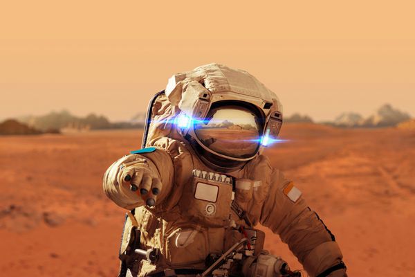 مرد فضایی در سیاره سرخ مریخ راه می‌رود ماموریت فضایی سفر فضانوردان در فضا