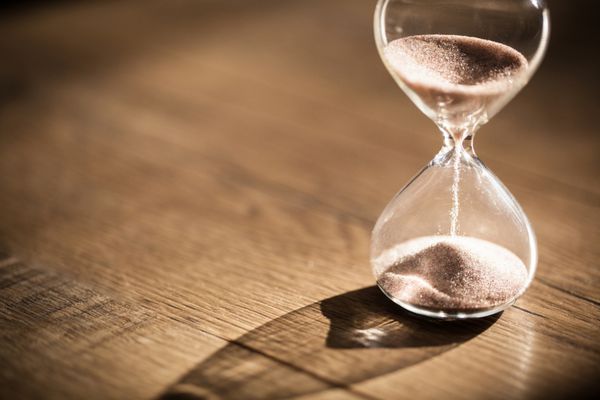 ساعت شنی به عنوان مفهوم گذر زمان برای مهلت کسب و کار فوریت و اتمام زمان
