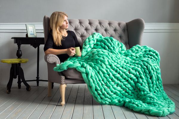 ترکیب دنج کلوزآپ زن با چهارخانه پشم مرینو با فضایی گرم و راحت