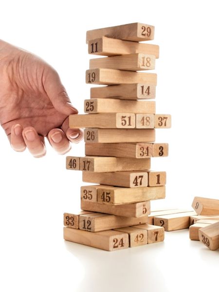 بلوک های بازی جدا شده در پس زمینه سفید برج عمودی کامل و در بازی بلوک های چوبی در پشته با ارقام رقم روی بدنه