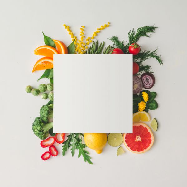 طرح خلاقانه ساخته شده از میوه ها و سبزیجات مختلف با کارت کاغذ سفید تخت دراز کشید مفهوم غذا