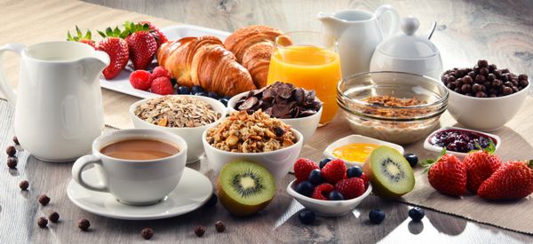 صبحانه با قهوه آب پرتقال کروسان غلات و میوه ها سرو می شود رژیم غذایی متعادل