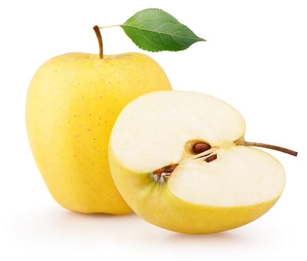 میوه سیب زرد رسیده با برگ سبز و نیم سیب جدا شده در زمینه سفید