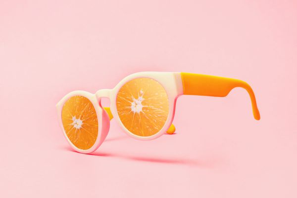 مفهوم تابستانی عینک آفتابی ساحلی در پس زمینه صورتی