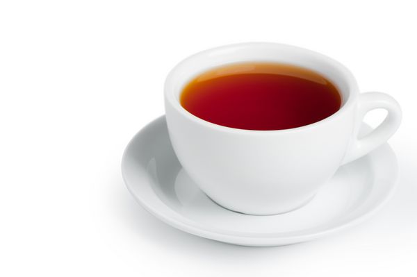 فنجان چای سیاه جدا شده در زمینه سفید