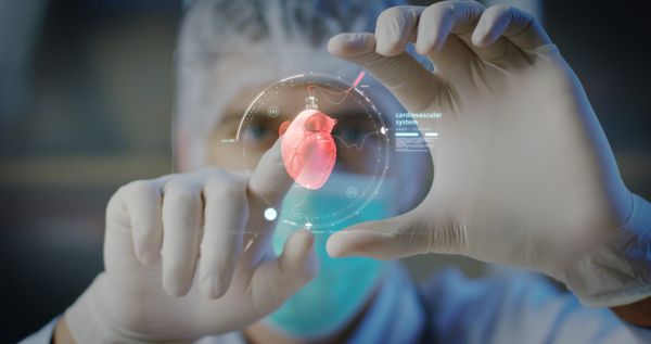 یک پزشک جراح یک صفحه هولوگرافی دیجیتال تکنولوژیکی را بررسی می کند که نشان دهنده بدن بیمار ریه های قلب ماهیچه ها استخوان ها است مفهوم پزشکی آینده نگر کمک جهانی و آینده