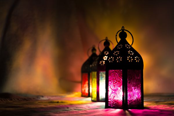 چراغ های عید یا فانوس های رنگارنگ برای ماه رمضان و دیگر تعطیلات مسلمانان اسلامی با فضای کپی برای متن