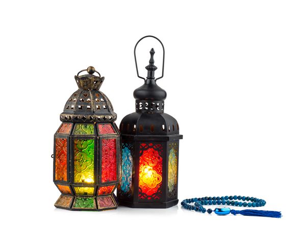 فانوس شمع قدیمی به سبک عربی جدا شده روی سفید استفاده در شب کریمه رمضان و در جشنواره اسلامی