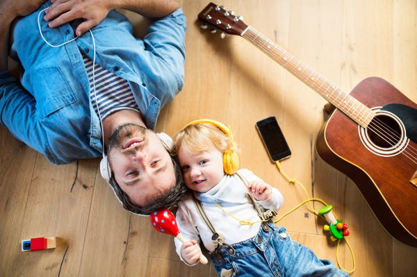 پدر و پسر با گوشی هوشمند و گوشی گوش دادن به موسیقی