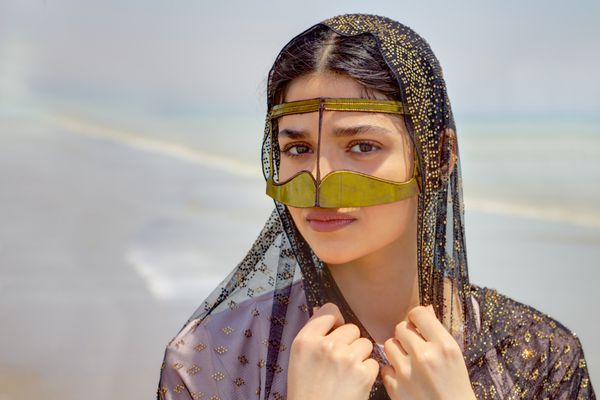 پرتره کلوزآپ یک دختر ایرانی با لباس سنتی اسلامی جنوب ایران