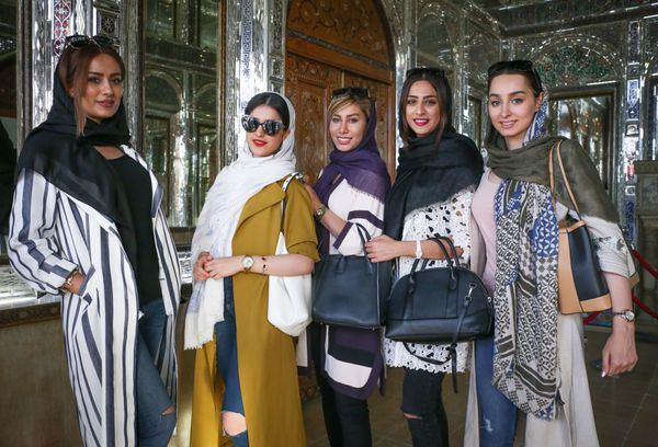 شیراز ایران - 20 آوریل 2017 گروهی از زنان جوان مسلمان ایرانی در یک مکان دیدنی معروف در شیراز ایران ایستاده اند