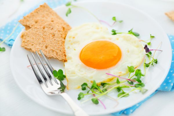صبحانه سالم از نزدیک تخم مرغ سرخ شده به شکل قلب رژیم غذایی مفهوم رژیم غذایی غذای سالم کم کالری کاهش وزن