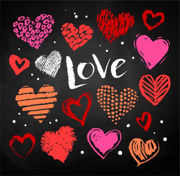 وکتور مجموعه نقاشی شده با گچ رنگی از قلب های گرانج روی پس زمینه تخته سیاه با حروف کلمه عشق