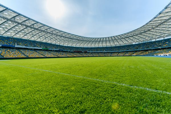 نمای پانوراما از استادیوم زمین فوتبال و صندلی های استادیوم