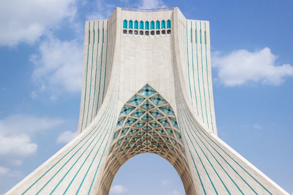 تهران ایران - 28 آوریل 2017 برج آزادی در تهران ایران معروف به برج آزادی نماد تهران ورودی شهر یادبود 2500 سال امپراتوری ایران