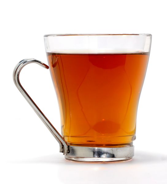 چای در فنجان شیشه ای جدا شده روی سفید