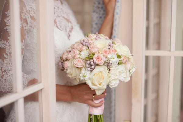 دسته گل عروس ملایم در دست