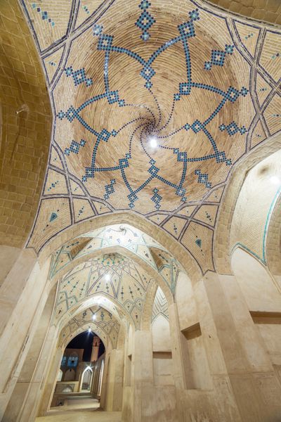 سقف زیبای مسجد آقا بزرگ کاشان
