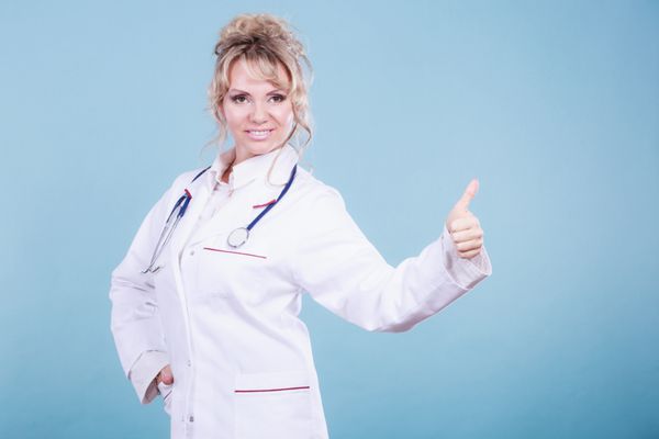 پزشک زن که انگشت شست را نشان می دهد