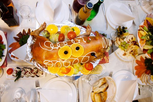 خوک کباب خوکچه کبابی با میوه ها و سبزیجات در بشقاب