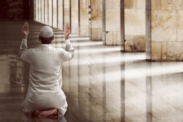 مرد مسلمان مذهبی در حال نماز خواندن