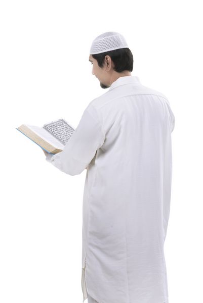 جوانان مسلمان آسیایی در حال خواندن قرآن