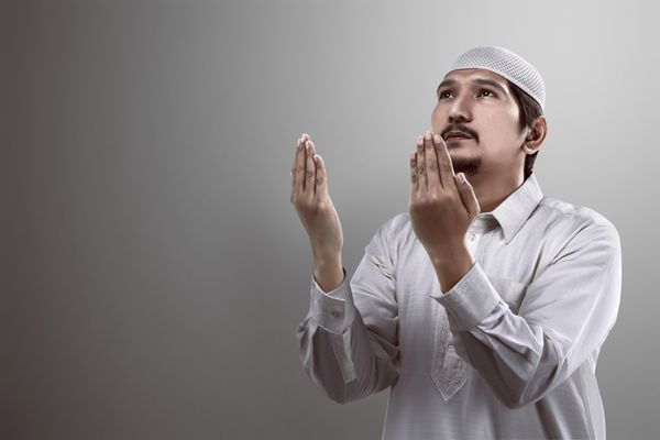 تصویر مرد جوان مسلمان در حال نماز