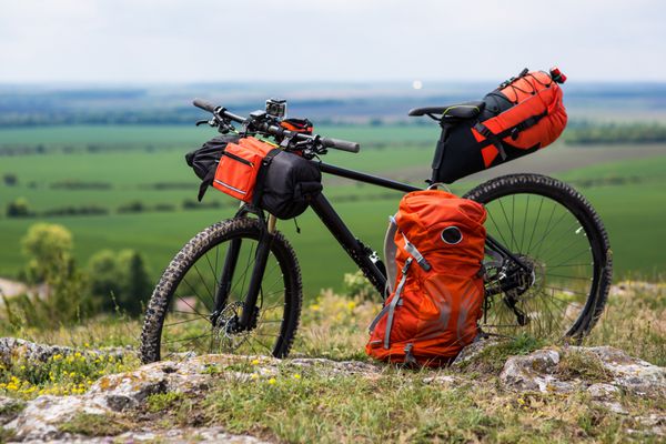 دوچرخه با کیسه های نارنجی برای سفر