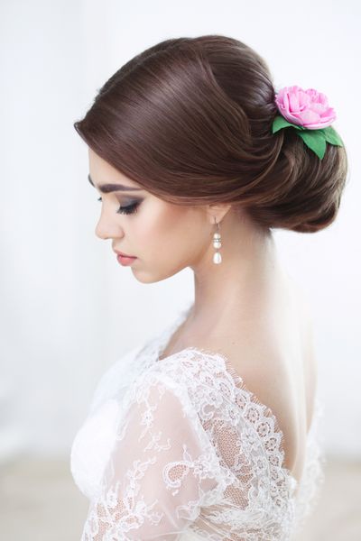 پرتره عروس سبزه زیبا با آرایش و مدل مو در نمای بالای توری